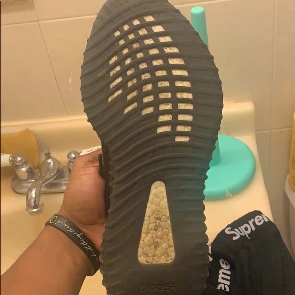 Yezzy v2 bred size 9 - Picture 3 of 3